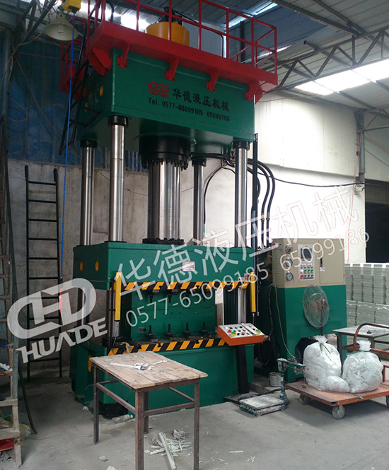 HDY71係列(lie)四(si)柱(zhu)液(ye)壓(ya)機(ji)